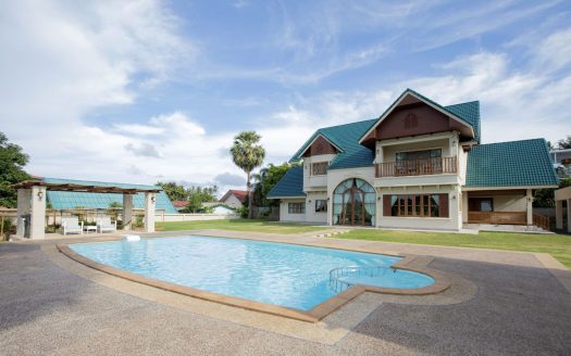 Newly Renovated 5-Bedroom Resort Villa: A Private Sanctuary in Chalong